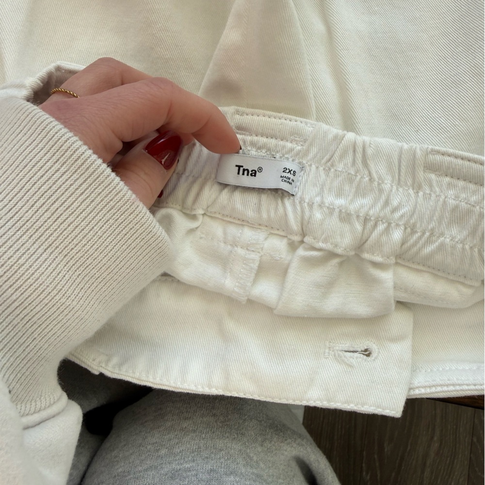 Aritzia TNA white cargo shorts - Picture 3 of 4